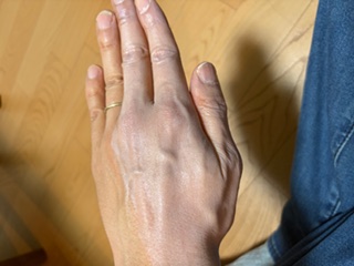 スキンベールプライマーを手に半分塗ってみた画像